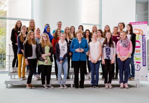 Gruppenfoto von Angela Merkel und Teilnehmerinnen des ersten Girls'Day-Auftakts im Bundeskanzleramt