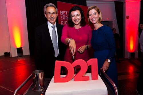 Foto von der 20-Jahr-Feier der D21: D21-Präsident Hannes Schwaderer, Digitalstaatsministerin Dorothee Bär und D21-Geschäftsführerin Lena-Sophie Müller vor der Geburtstagstorte.