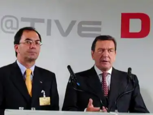 Gerhard Schröder (r.) und Erwin Staudt kurz nach der Gründung der Initiative D21