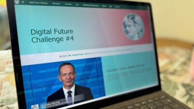 Laptop, auf dem die Website der Digital Future Challenge #4 aufgerufen ist.