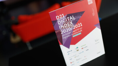 Foto von einer aufgestellten Broschüre des D21-Digital-Index