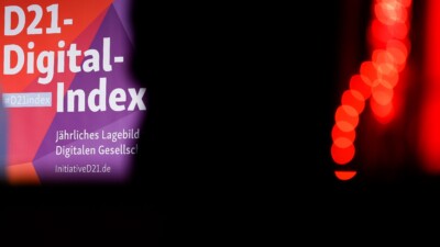 D21-Digital-Index - jährliches Lagebild der digitalen Gesellschaft - als Schriftzug auf einer Leinwand bei eienr Konferenz