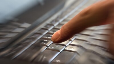 Foto von einem Finger auf einer Tastatur