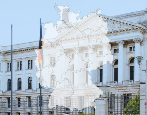Bild vom Gebäude des Bundesrates. Über das Foto wurde eine halbtransparente Deutschlandkarte gelegt.