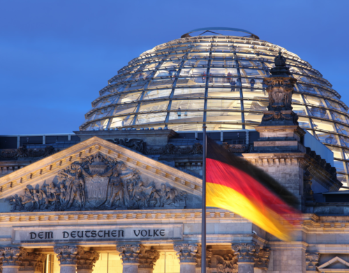 Nahaufnahme vom Reichstagsgebäude und seiner Kuppel bei Nacht