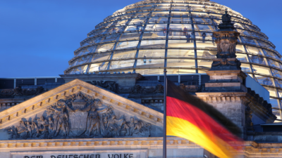 Nahaufnahme vom Reichstagsgebäude und seiner Kuppel bei Nacht