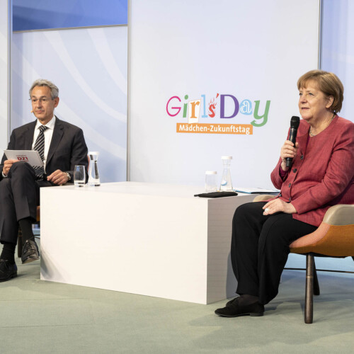 Angela Merkel und Hannes Schwaderer bei der gemeinsamen Moeration des virtuellen Girls'Day 2021 im Bundeskanzleramt.