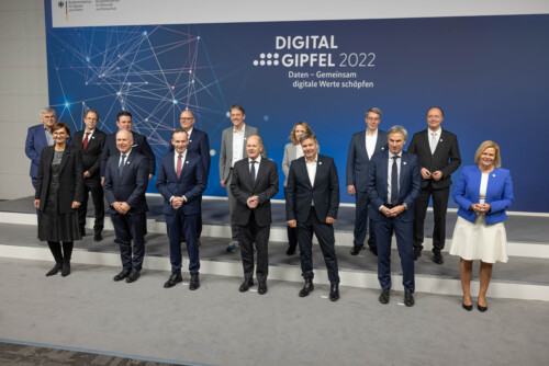 Gruppenfoto der Plattformvorsitzenden vor der Fotowand des Digital-Gipfel 2022.