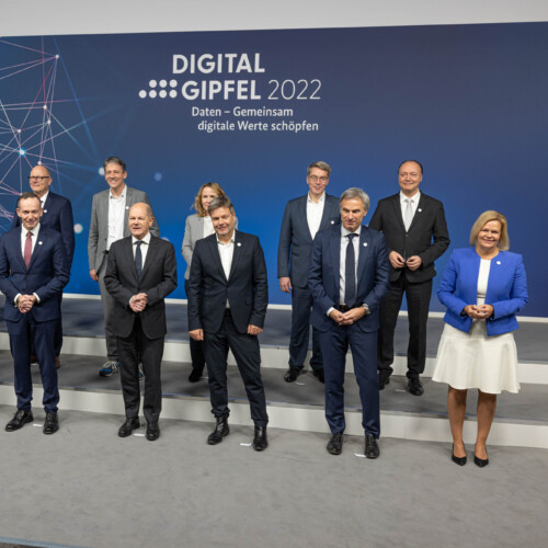 Gruppenfoto der Plattformvorsitzenden vor der Fotowand des Digital-Gipfel 2022.