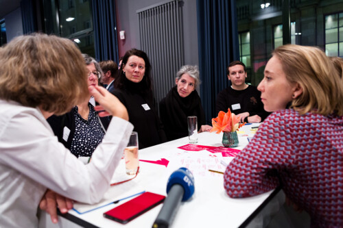 Prof. Christiane Wendehorst, Co-Vorsitzende der Datenethikkommission bei der Diskussion am Marktplatz.