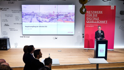 D21-Präsident Hannes Schwaderer begrüßt die Gäste des Neujahrempfangs 2020 der Initiative D21.