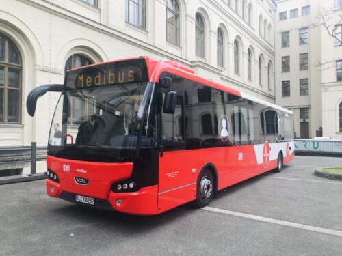Das Foto zeigt einen roten Bus der Deutschen Bahn mit der Aufschrift "Medibus" auf der Anzeigetafel.