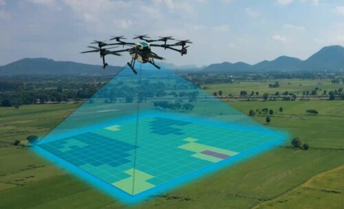 Symbolbild / Fotomontage: Eine Drohne schwebt über einem Feld und sammelt Daten.