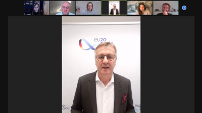 Ernst Bürger spricht in einer Zoom-Videokonferenz mit anderen Personen