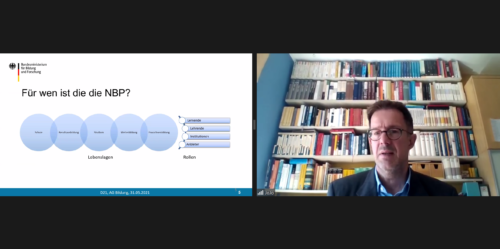Stephan Pfisterer in einer Videokonferenz, neben ihm eine Slide seines Vortrags mti dem Titel "Für wen ist die NBP?"