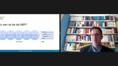 Stephan Pfisterer in einer Videokonferenz, neben ihm eine Slide seines Vortrags mti dem Titel "Für wen ist die NBP?"