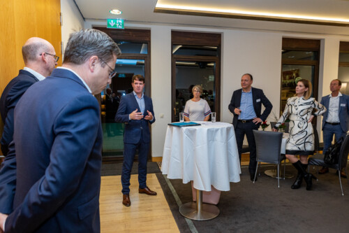 Staatssekretär Björn Böhning und einige weitere Gäste beim Abendempfang zur Denkimpulsreihe „New Normal“
