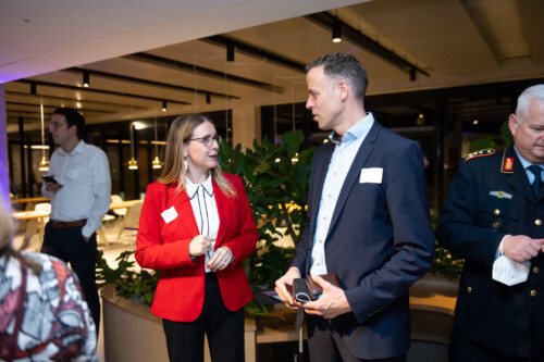 Bundesministerin Dr. Margarete Schramböck und Bundes-CIO Dr. Markus Richter im Gespräch beim Netzwerkteil des Abends
