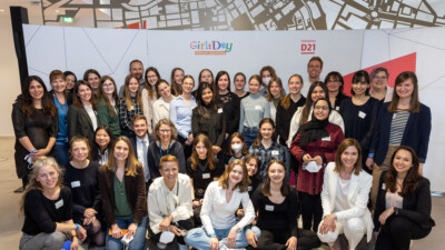 Gruppenfoto der Teilnehmer*innen des Girls'Day-Auftakt 2022 gemeinsam mit dem D21-Team und weiteren Organisator*innen