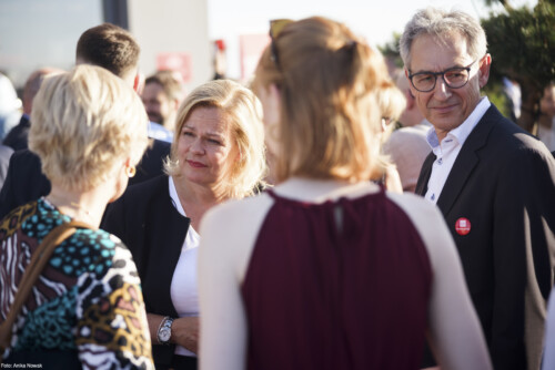 Nancy Faeser und Hannes Schwaderer im Gespräch mit Gäst*innen auf der Dachterasse