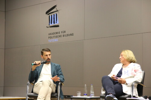 Dr. Hans Michael Strepp und Sabine Leutheusser-Schnarrenberger während der Panel-Diskussion auf der Bühne