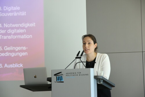 Prof. Dr. Anne Paschke vorm Rednerpult während ihres Vortrags zur Digitalisierung als Meta-Transformation