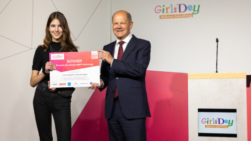 Bundeskanzler Olaf Scholz übergibt Mathilda den Girls'Day-Preis.