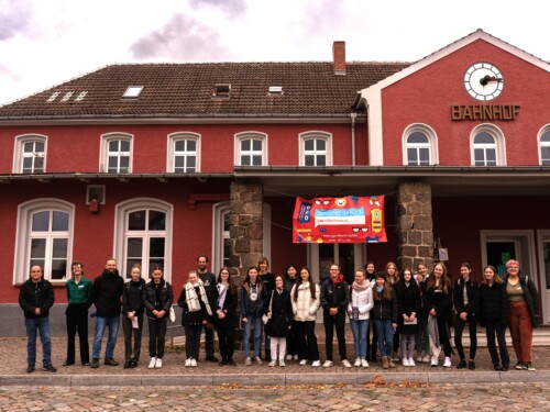 Die Schülerinnen vom Melanchthon-Gymnasium vor dem Verstehbahnhof in Fürstenberg.