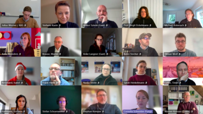 Screenshot aus einem Teams-Video-Call. 20 Fenster mit den Gesichtern unterschiedlicher Personen