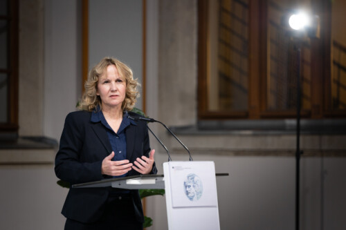 Bundesministerin Steffi Lemke bei ihrer Rede hinter einem Redepult.