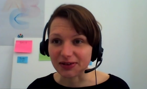 Aline Blankertz mit einem Headset in einer Videokonferenz