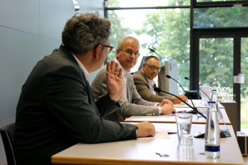 Blick auf Prof. Dr. Helmut Krcmar und Prof. Dr. Thomas Hess, während einer Paneldiskussion in Tutzing