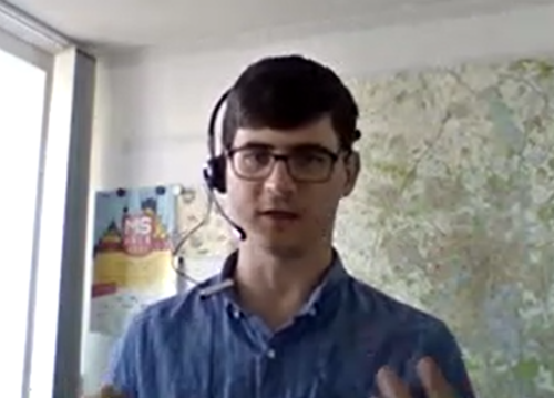Dr. Thomas Terstiege mit einem Headset, Screenshot aus einer Videokonferenz-App.
