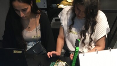 Zwei Schülerinnen beim Zusammenbau einer SenseBox