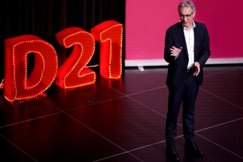 Hannes Schwaderer auf der Bühne beim D21-Empfang. Im Hintergrund die beleuchteten "D21-Buchstaben".