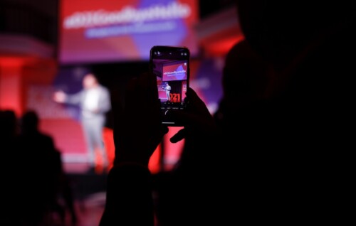 Marc Reinhardt wird auf der Bühne des Präsidentschaftsempfangs von jemanden mit einem Smartphone fotografiert.