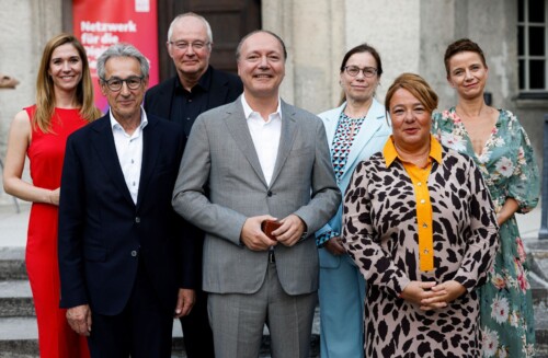 Gruppenfoto der Anwesenden D21-Präsidiumsmitglieder mit der D21-Geschäftsführung und dem nun ehemaligen Präsidenten Hannes Schwaderer.