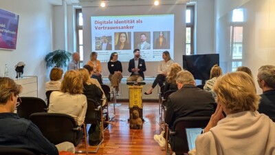 Die Teilnehmenden folgen gespannt der Panel-Diskussion.