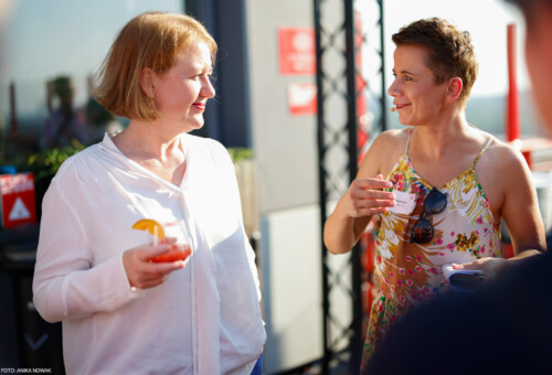 Lisa Paus und D21-Geschäftsführerin Stefanie Kaste mit einem alkoholfreien Drink auf der Dachterrasse des rbb