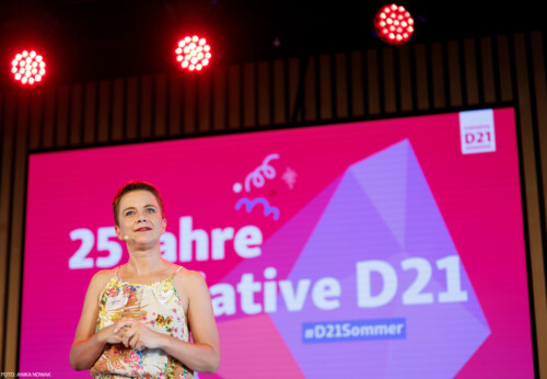 Stefanie Kaste vor einem Hintergrund, auf dem "25 Jahre Initiative D21"steht