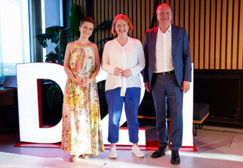 Stefanie Kaste, Lisa Paus und Marc Reinhardt vor den D21-Buchstaben