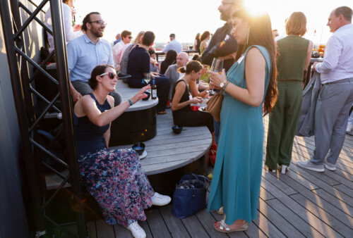 Viele Personen im Sonnenuntergang auf der Dachterrasse des rbb in Berlin