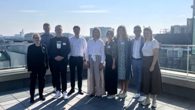 Einige der AG-Teilnehmenden bei einem Gruppenfoto auf der Dachterrasse der Location