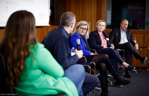 Dr. Markus Richter gemeinsam mit Martina Klement und Anja Soisson in der Diskussion.