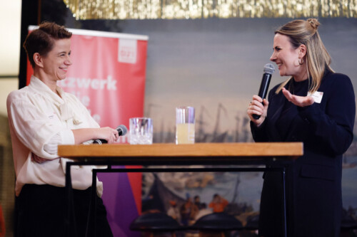 Stefanie Kaste und Marie Blachetta hinter einem Stehtisch mit Mikrofonen auf der Bühne