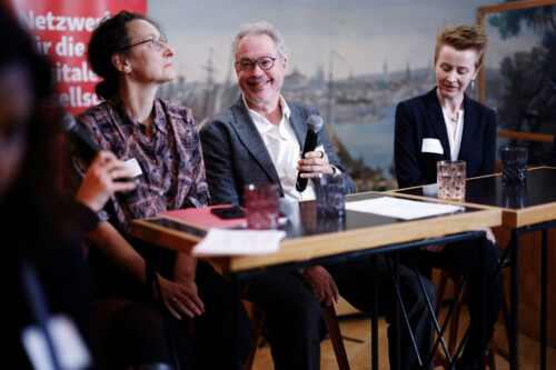 Beate Ginzel, Christian Kastrop und Anne-Marie Tumescheit bei der Podiumsdiskussion