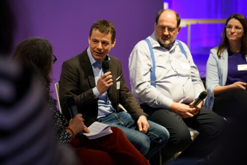 Uwe Knauer spricht beim Panel in ein Mirkofon