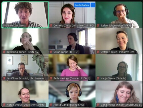 Eine Videokonferenz mit 12 Gesichtern im Bild