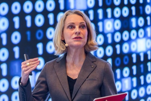 Prof. Miriam Meckel während ihrer Keynote vor einem Bildschirm mit einer Zahlenmatrix.