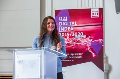 Silvia Hennig, Gründerin und Managerin von Neuland 21, während ihrer Keynote zum Thema "Smarte Dörfer – Wie sich das Land im digitalen Zeitalter neu erfindet".